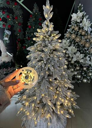 Гірлянда роса на ялинку