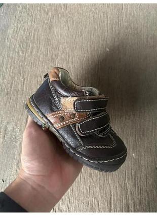 Кожаные кроссовки