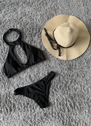 Відмінний купальник, що вигідно підкреслює груди