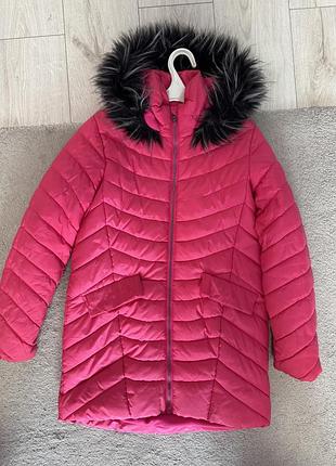 Стильна стьобана куртка з капюшоном