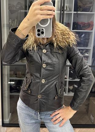 Шкіряна куртка з хутром єнота