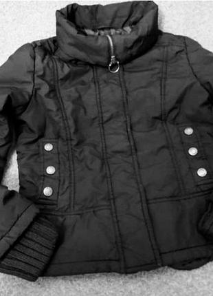 Куртка чорного кольору від бренду mango