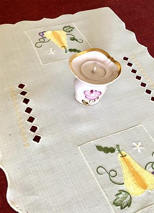 Салфетка с вышивкой гладью 50х35 см