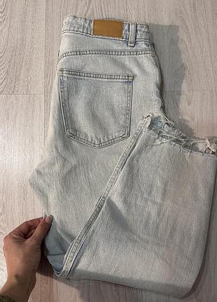 Вкорочені джинси з необробленим низом)