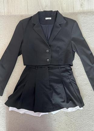 Костюм двійка: укорочений піджак та спідниця-шорти