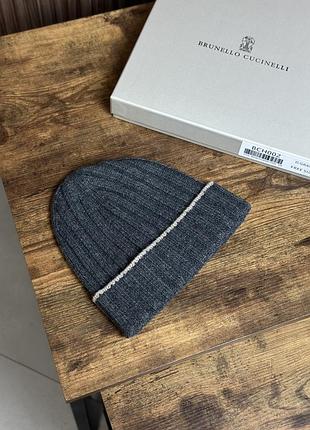 Сіра чоловіча шапка