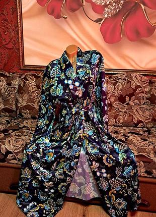 Халат красивых цветов.