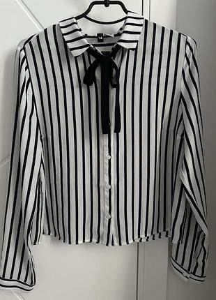 Блузка в чорно-білу смужку з бантиком