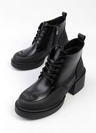 Ботинки женские кожаные на каблуке черные 8526-28
