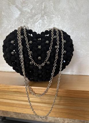 Сумочка ручної роботи чорного коляру у формі сердечка ширина 15см(в найширшому місці) висота 10см (по центру) якісна срібна фурнітура ,не алергічна.