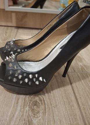 Кожаные туфли blink с шипами на шпильке 38 размера