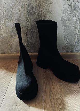 Жіночі черевики на товстій підошві.