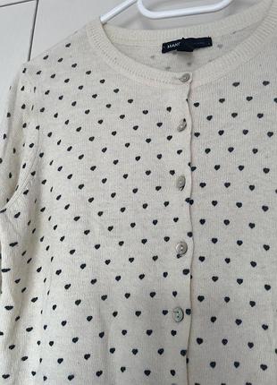 Милий кардиган з сердечками молочного кольору