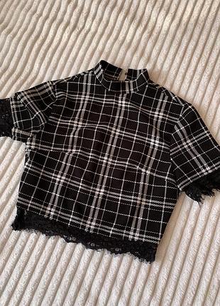 Елегантний костюм в клітинку з мереживом