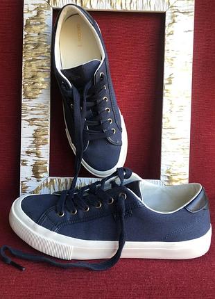 Кросівки, кеди