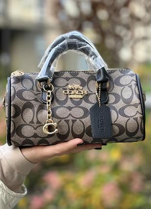 Сумка coach, розмір міні, можна одягати через плече.