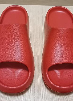 Женские шлепанцы пена