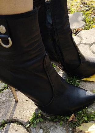 Демис.обувь iтальяньского рыв-ва,б.а. aле в очень хорошем стане.высота каблука 10 см.повхват голенища 12см.(24 см полный)высота отод плавостей 23 см.