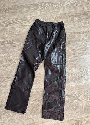 Штани із імітацією крокодилячої шкіри