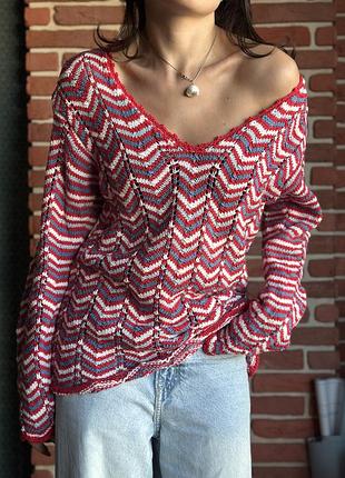 Вязаный свитер удлиненный с v образным вырезом оверсайз в полоску красный разноцветный