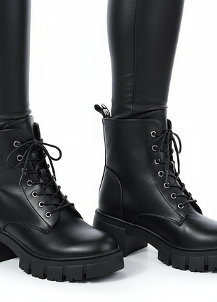 Жіночі демісезонні чорні черевики 006