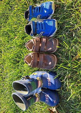 Лот сапожки, кроссовки, туфельки, в подарок жилетка.