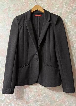 Пиджак трикотажный серого цвета