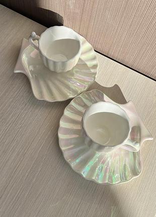 Дві кавові чашки з блюдцями