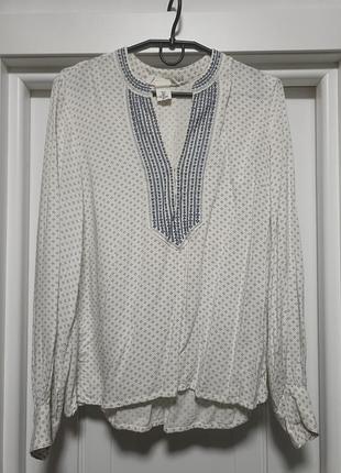 Блуза з вишивкою