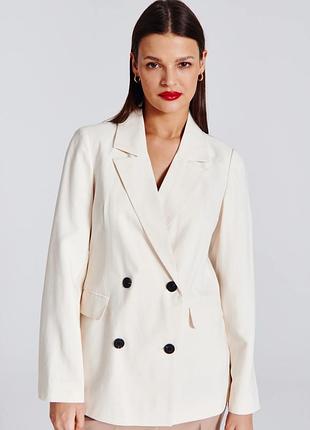 Пиджак женский молочного цвета с черными пуговицами, оверсайз