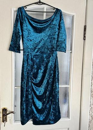 Довга з вирізом сукня з рукавами