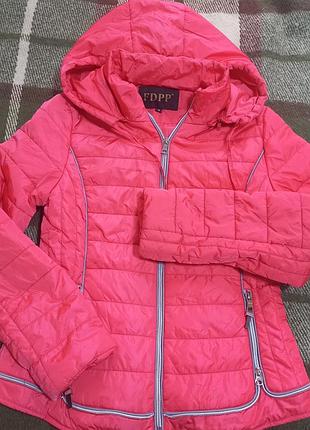 Яскрава та тепла жіноча кутка зі з'йомним капюшоном.