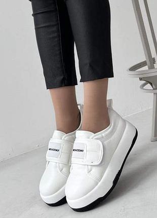 Білі жіночі кросівки з плащівки — новинка сезону!