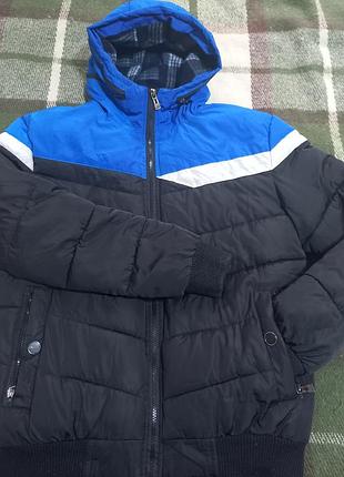 Дуже тела чоловіча куртка з капюшоном.