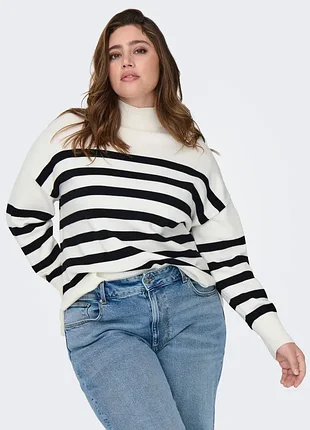 Теплый свитер в полоску с горлом большого 22-24 размера