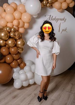 Сукня з відкритим плечима