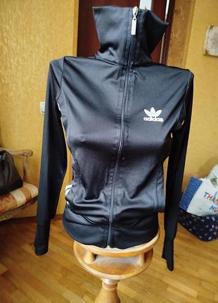 Спортивная кофта фирмы adidas