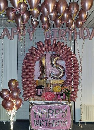 Арка з кульок золотого кольору для фотозони