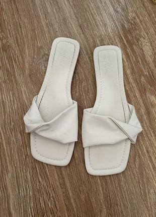 Гарні шльпанці жіночі, в білому кольорі, 45 розміру, по устільці 27,5 см.