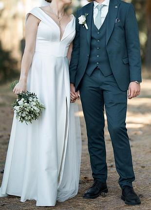 Весільна сукня та костюм нареченого