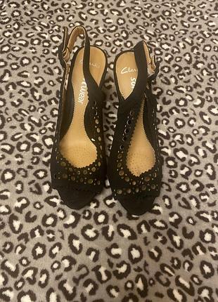 Clarks босоніжки нові