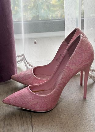 Неймовірні красиві рожеві туфлі😍