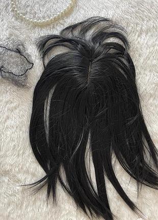 Накладка на маківку з термоволосся з проділом і чубчиком на затискачах