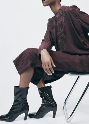 Zara стильні чоботи на підборах черевики змііна шкіра чорні ботильйони