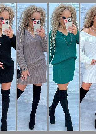 Жіночий в'язаний костюм зі спідницею міні