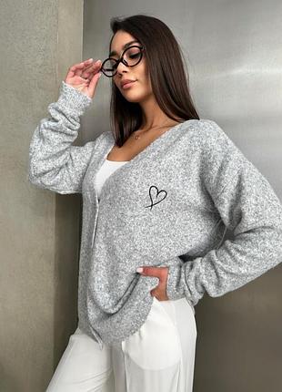 Шерстяной кардиган с сердечком на пуговицах