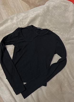 Черная женская футболка с длинным рукавом и асимметричным вырезом топ лонг в рубчик