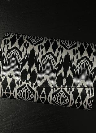 Жіноча сумочка на довгій ручці, з чорно-білим принтом