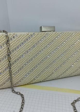 Нарядная сумочка с бусинами под жемчуг.