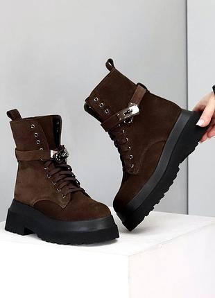Натуральные зимние ботинки с декоративным ремешком в стиле бренда